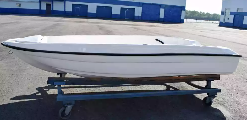 Стеклопластиковая лодка Пингвин (тримаран) в Мытищах