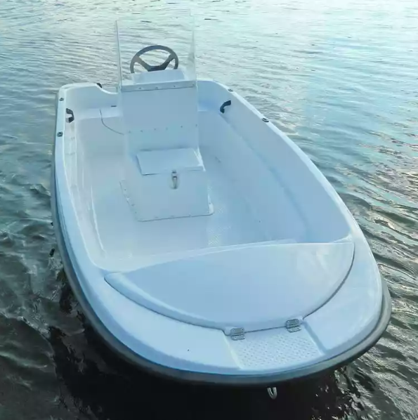 Стеклопластиковая лодка Пингвин с консолью (тримаран) в Мытищах