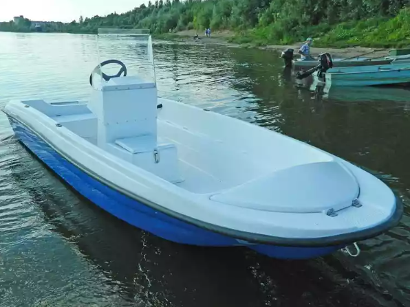 Стеклопластиковая лодка Пингвин с консолью (тримаран) в Мытищах