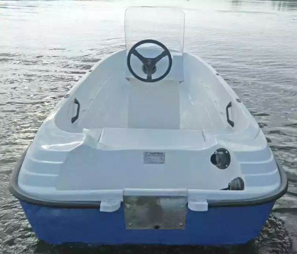 Стеклопластиковая лодка Пингвин с консолью (тримаран) в Мытищах