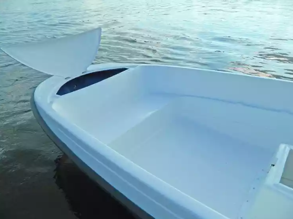 Стеклопластиковая лодка Пингвин с консолью (тримаран) в Мытищах