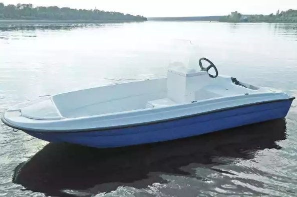 Стеклопластиковая лодка Пингвин с консолью (тримаран) в Мытищах