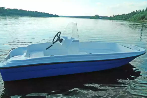 Стеклопластиковая лодка Пингвин с консолью (тримаран) в Мытищах