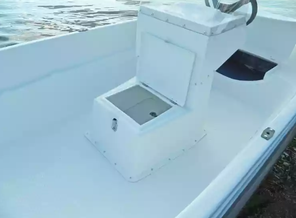 Стеклопластиковая лодка Пингвин с консолью (тримаран) в Мытищах