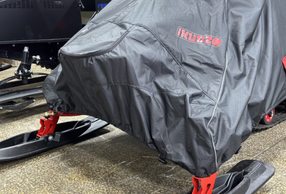 Чехол транспорт. снегохода IKUDZO HUNTER черно-красный Оксфорд ПРЕМИУМ качества с лого IKUDZO в Мытищах