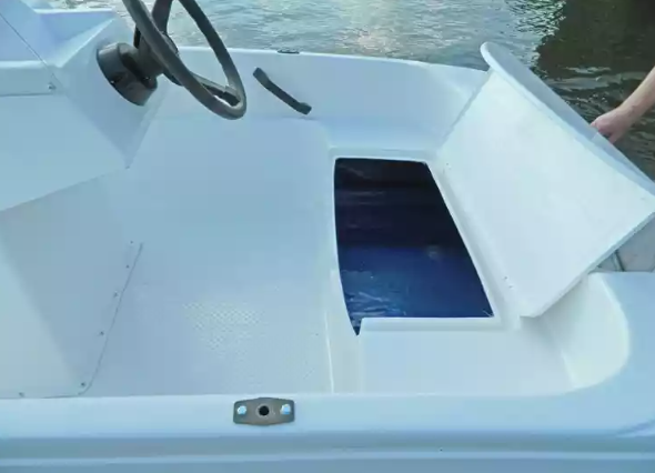 Стеклопластиковая лодка Пингвин с консолью (тримаран) в Мытищах